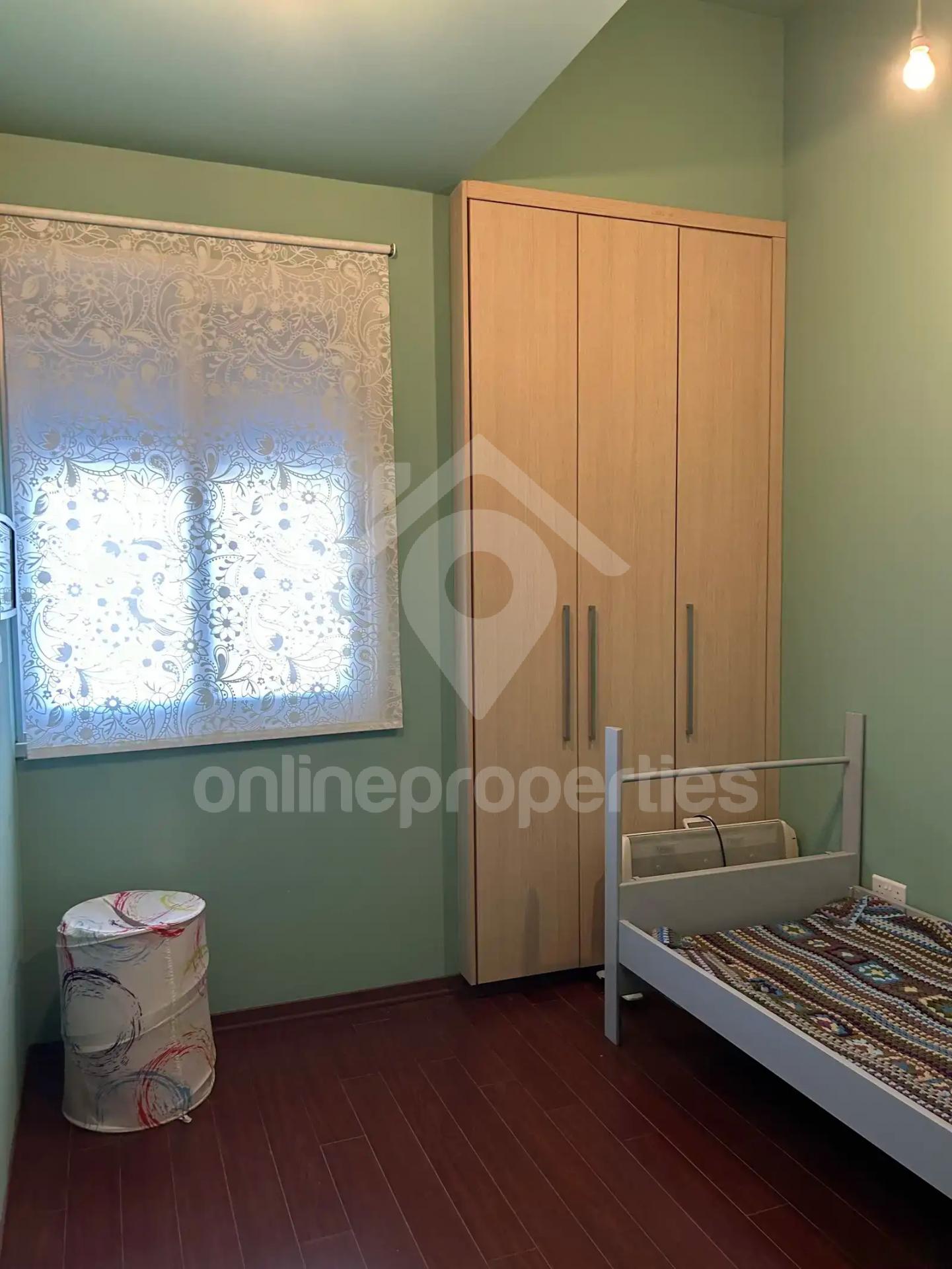 To change image, hover mouse over thumbnails below