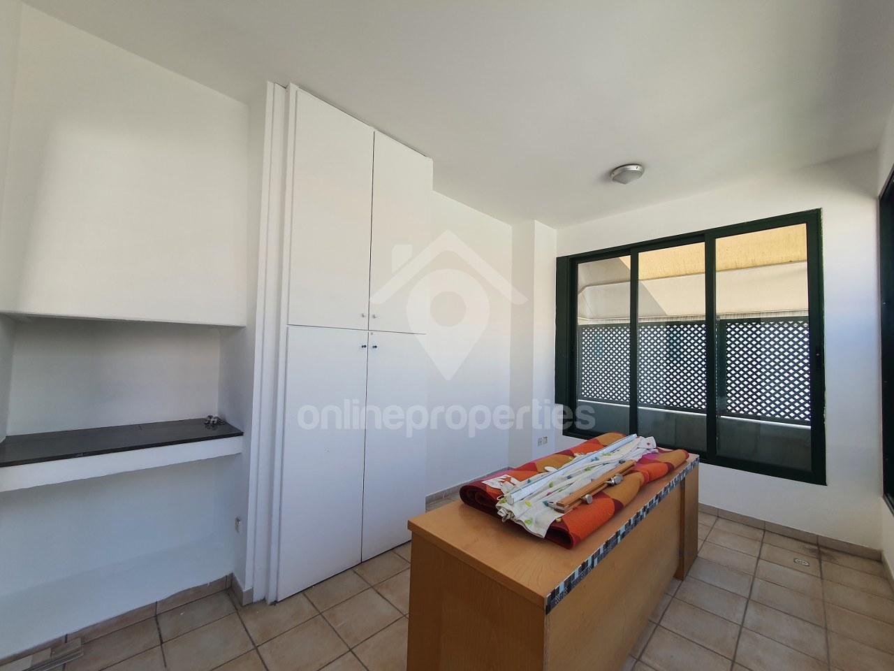 To change image, hover mouse over thumbnails below