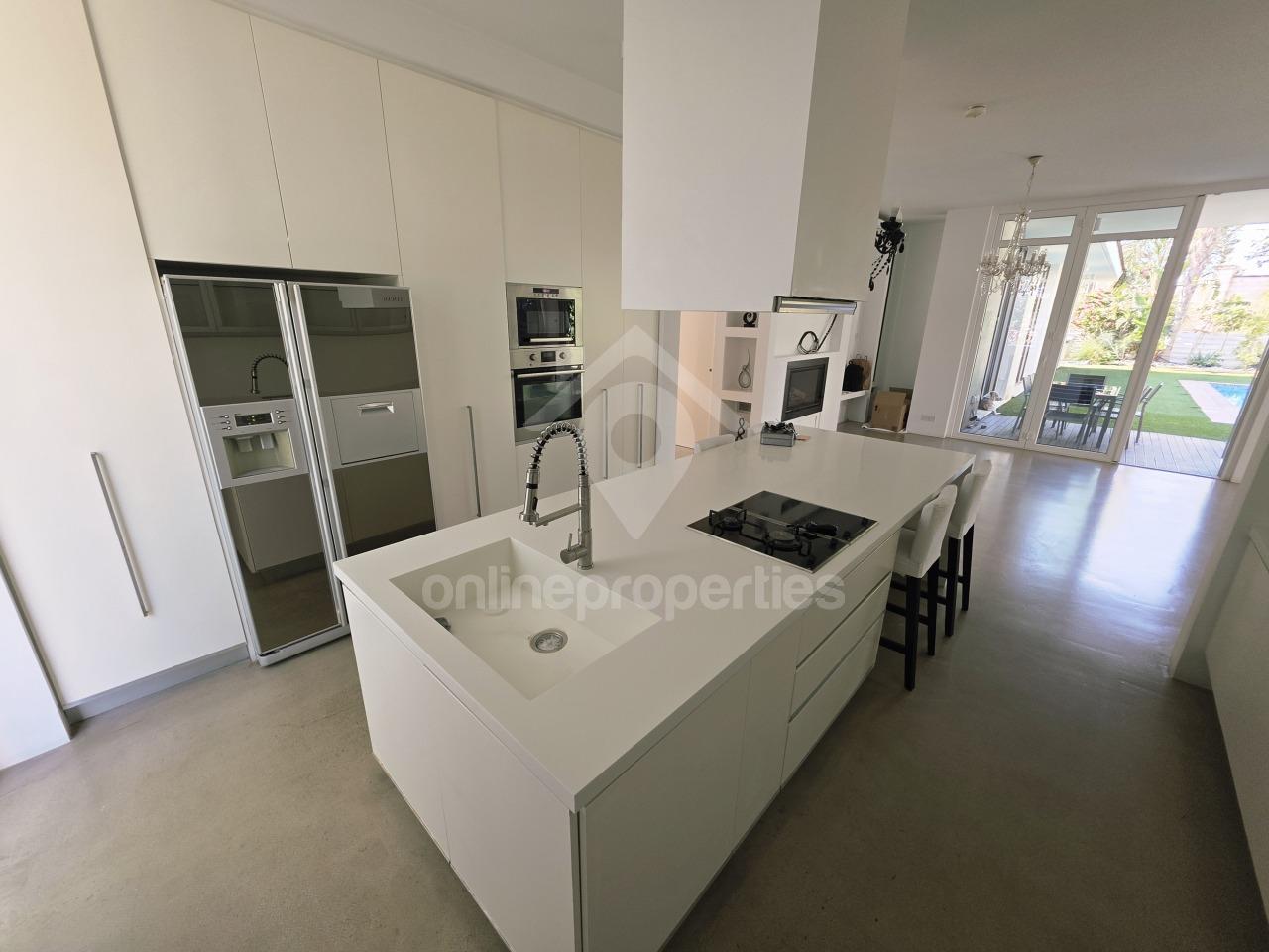 To change image, hover mouse over thumbnails below