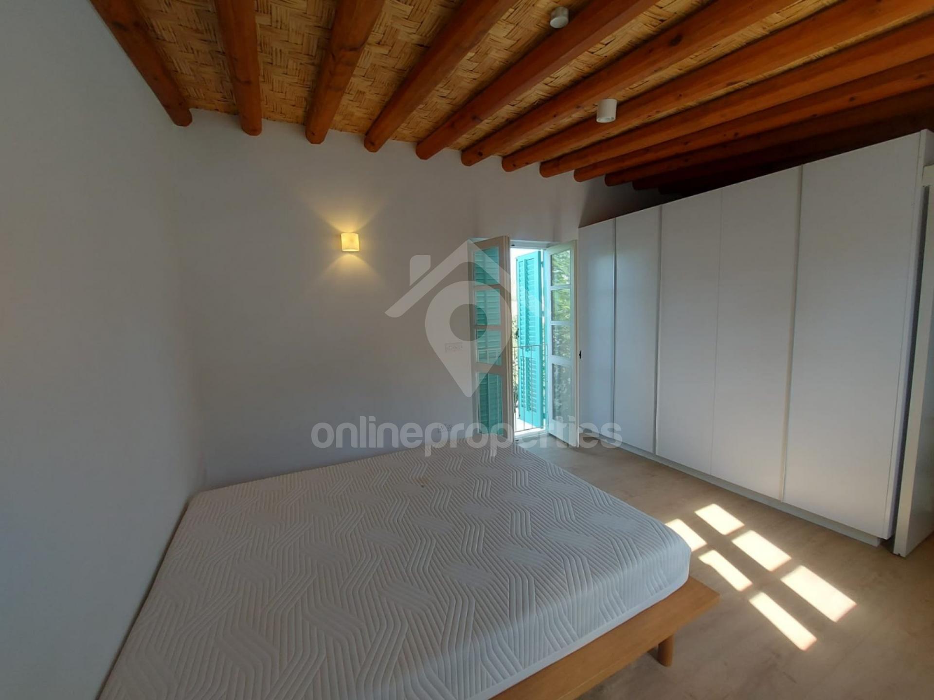 To change image, hover mouse over thumbnails below