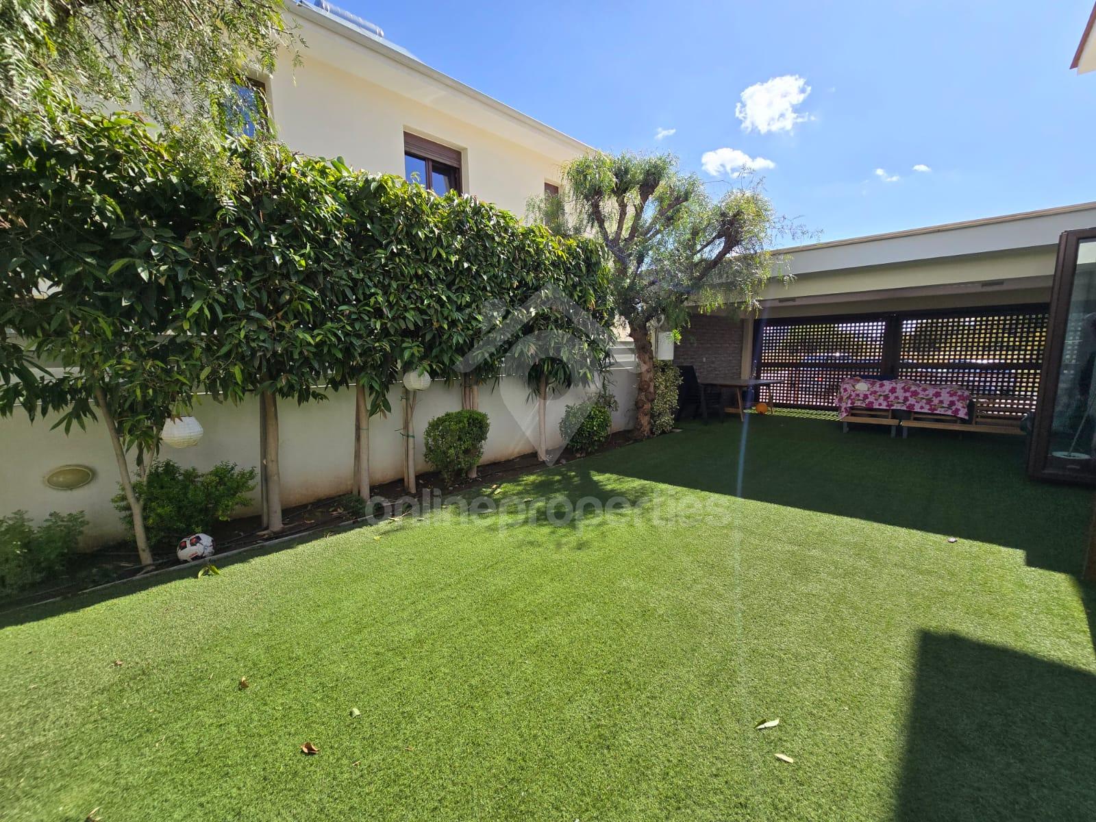 To change image, hover mouse over thumbnails below