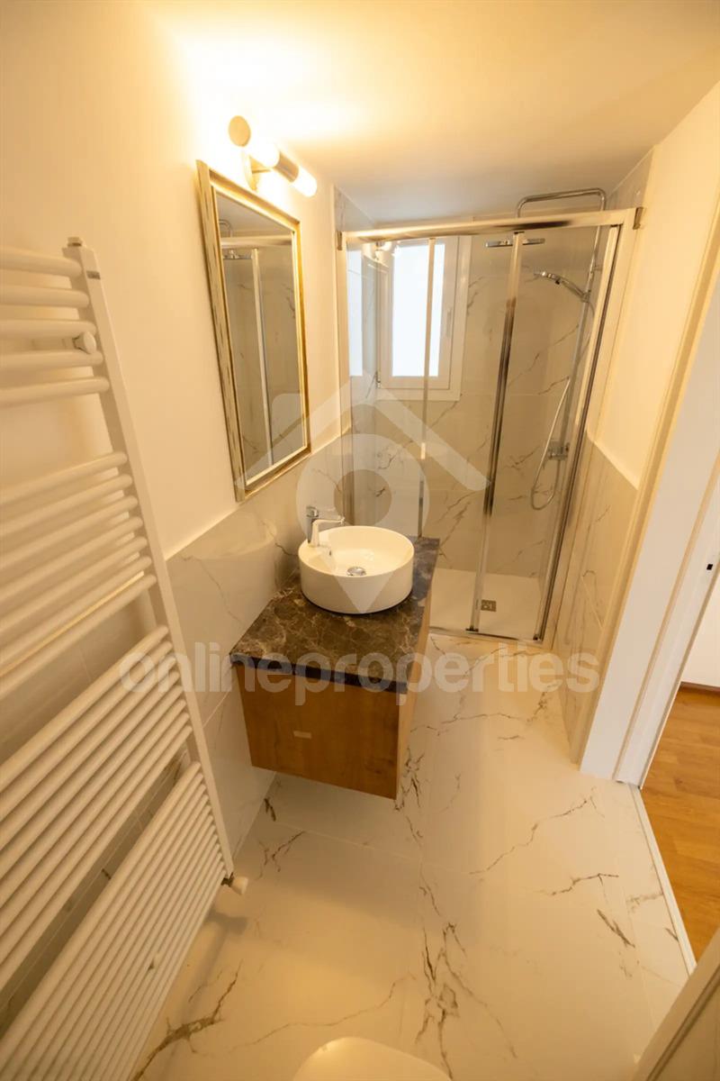 To change image, hover mouse over thumbnails below