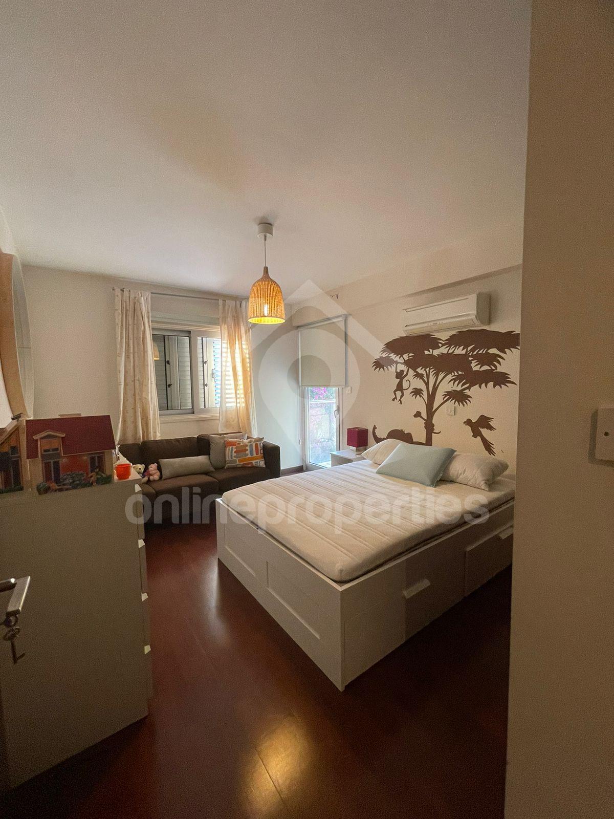 To change image, hover mouse over thumbnails below