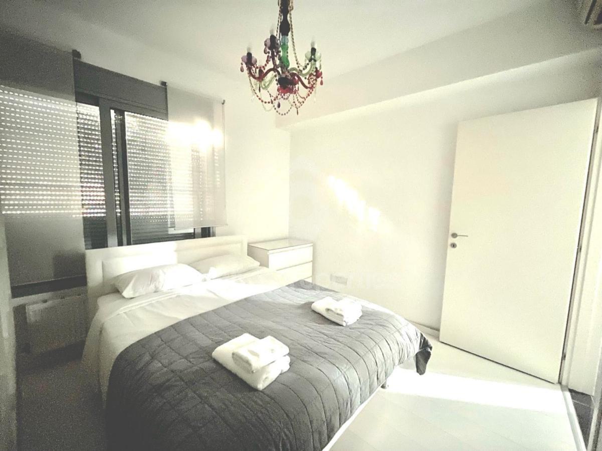 To change image, hover mouse over thumbnails below