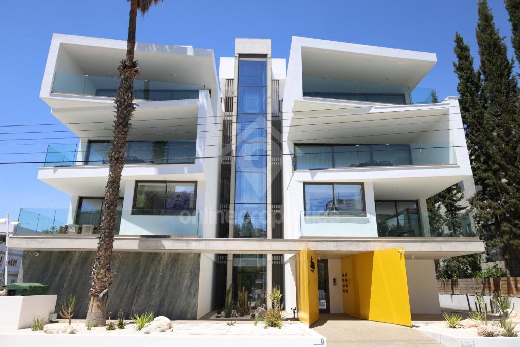 To change image, hover mouse over thumbnails below