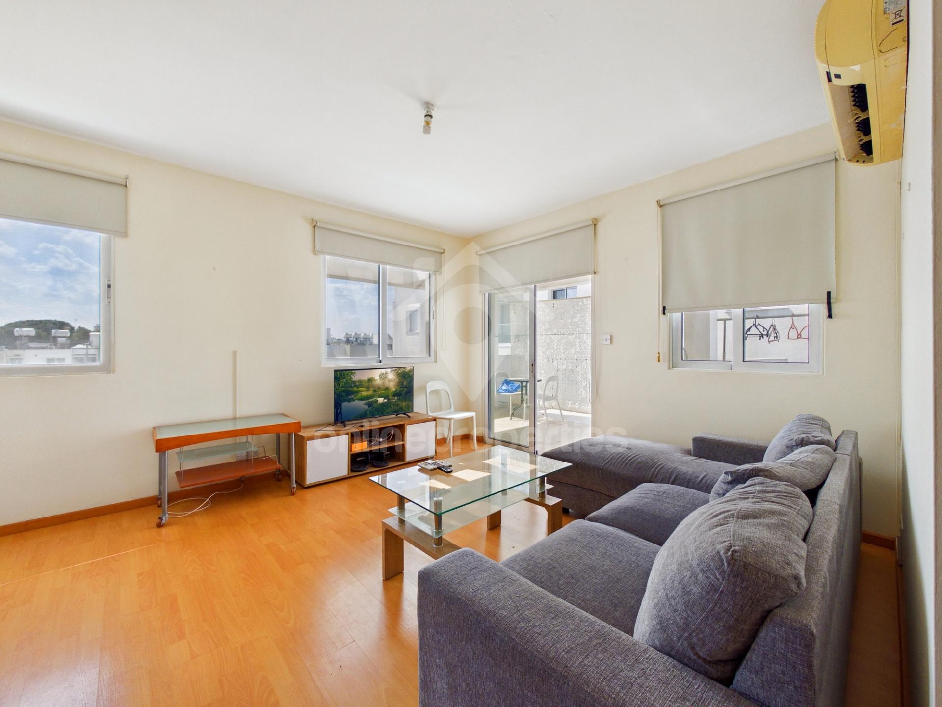 Bright, comfortable living space near mall!