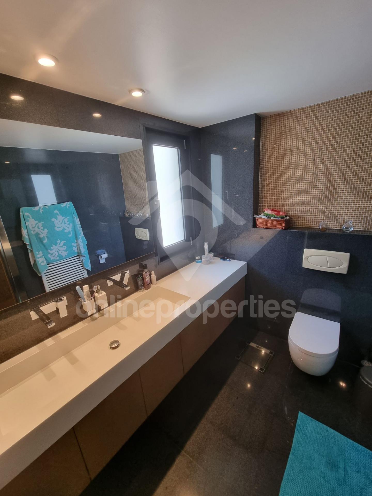 To change image, hover mouse over thumbnails below