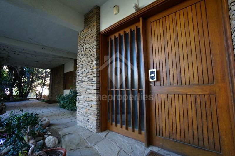 To change image, hover mouse over thumbnails below