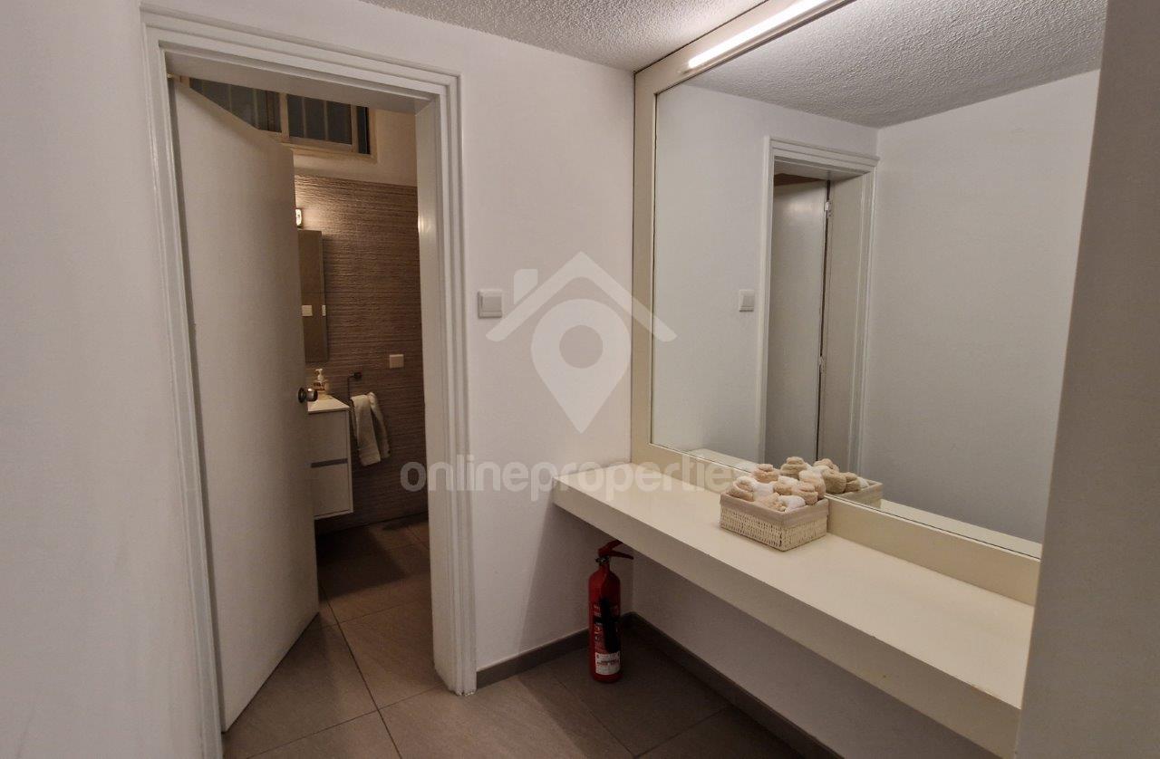 To change image, hover mouse over thumbnails below