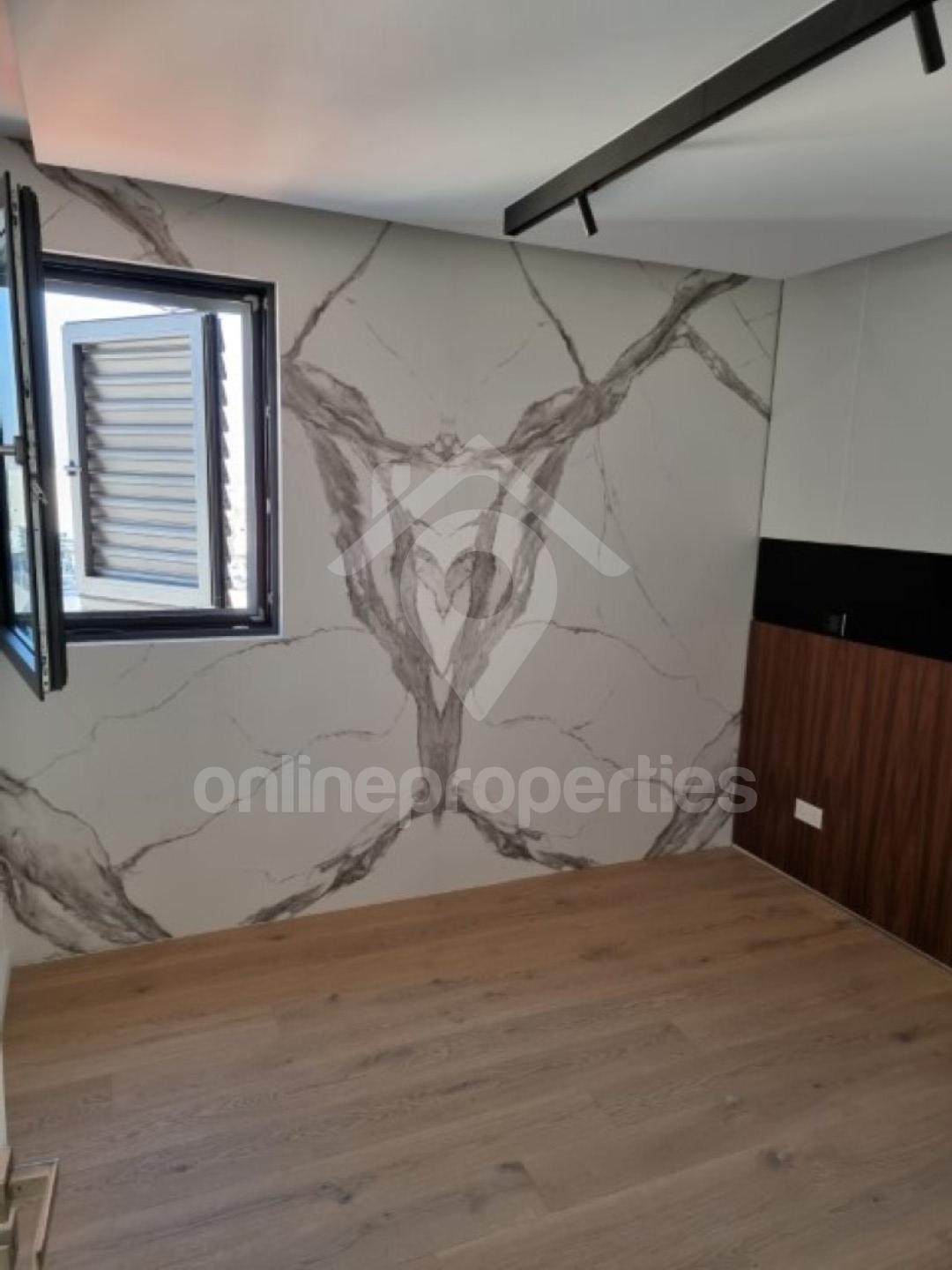 To change image, hover mouse over thumbnails below