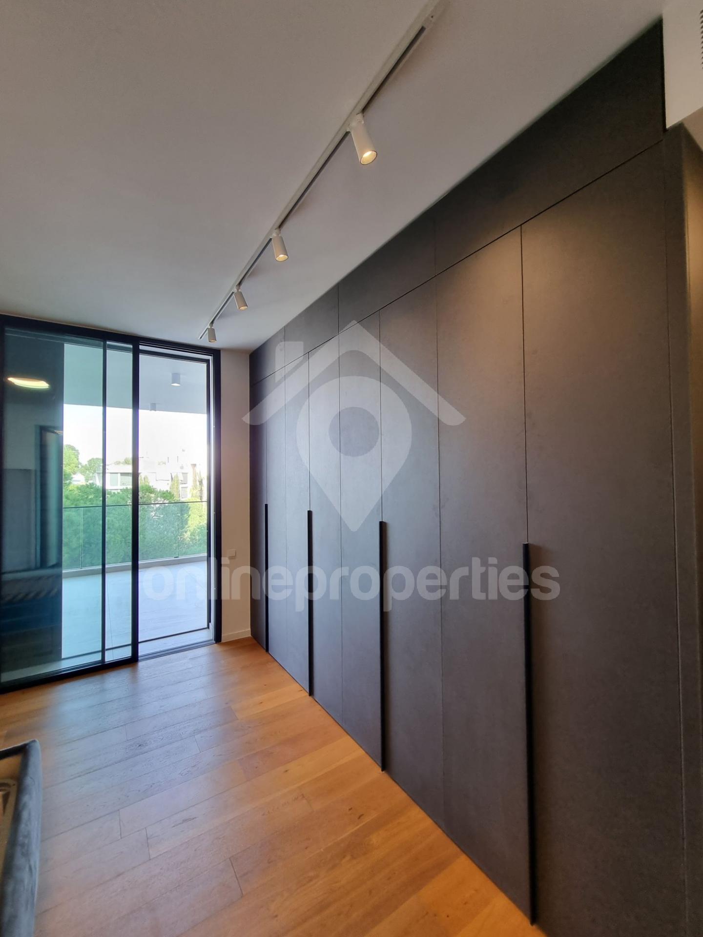 To change image, hover mouse over thumbnails below