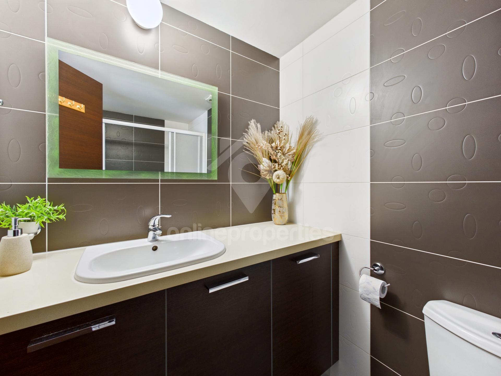 To change image, hover mouse over thumbnails below