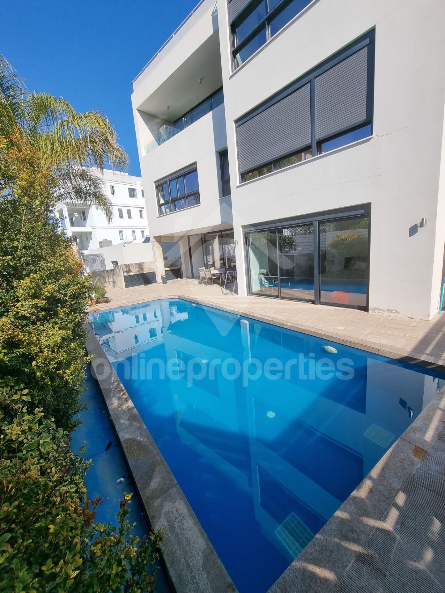 To change image, hover mouse over thumbnails below