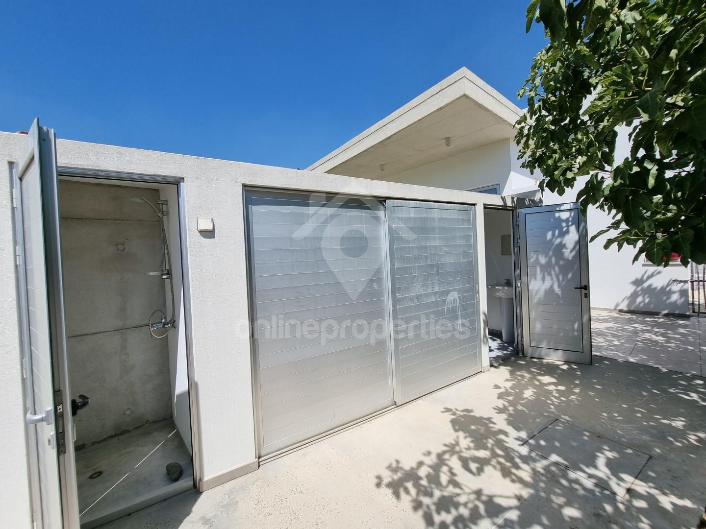 To change image, hover mouse over thumbnails below