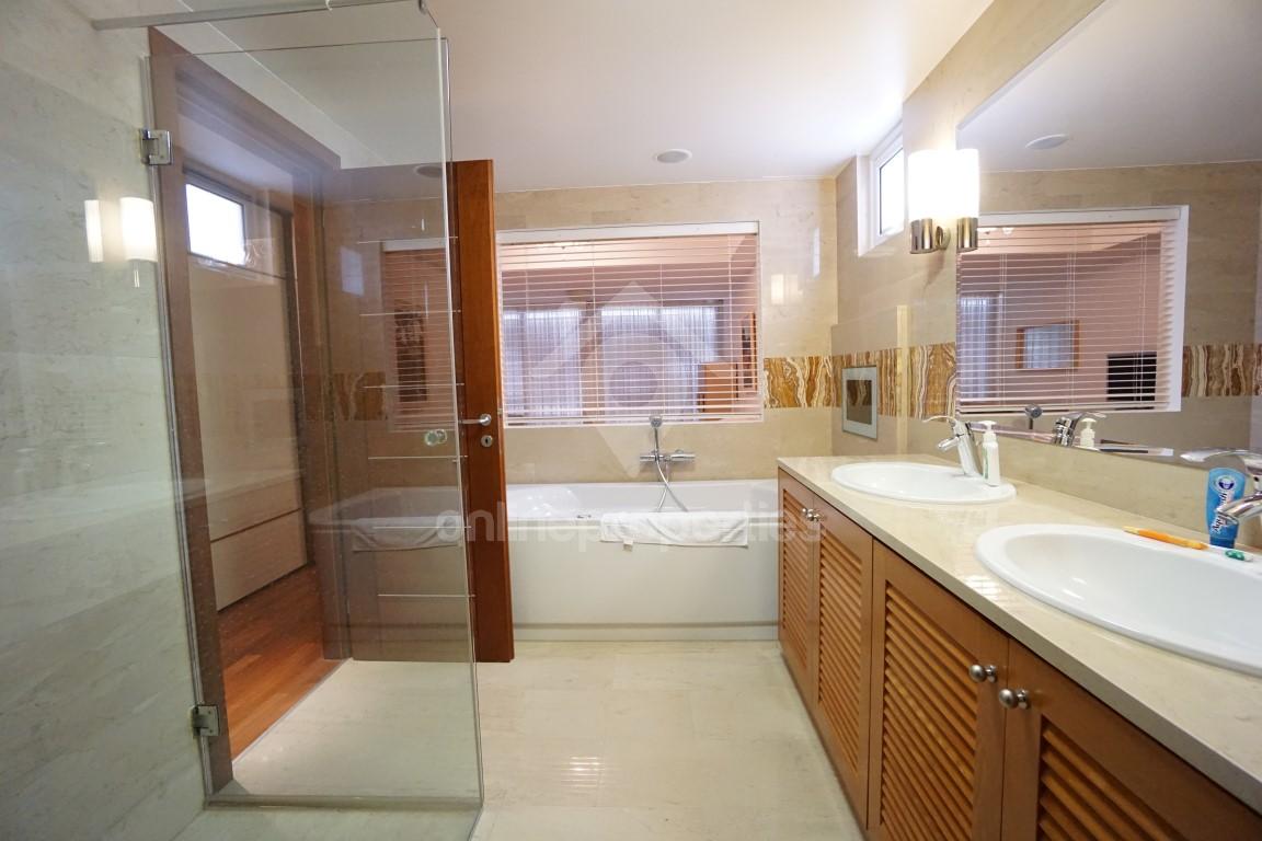 To change image, hover mouse over thumbnails below