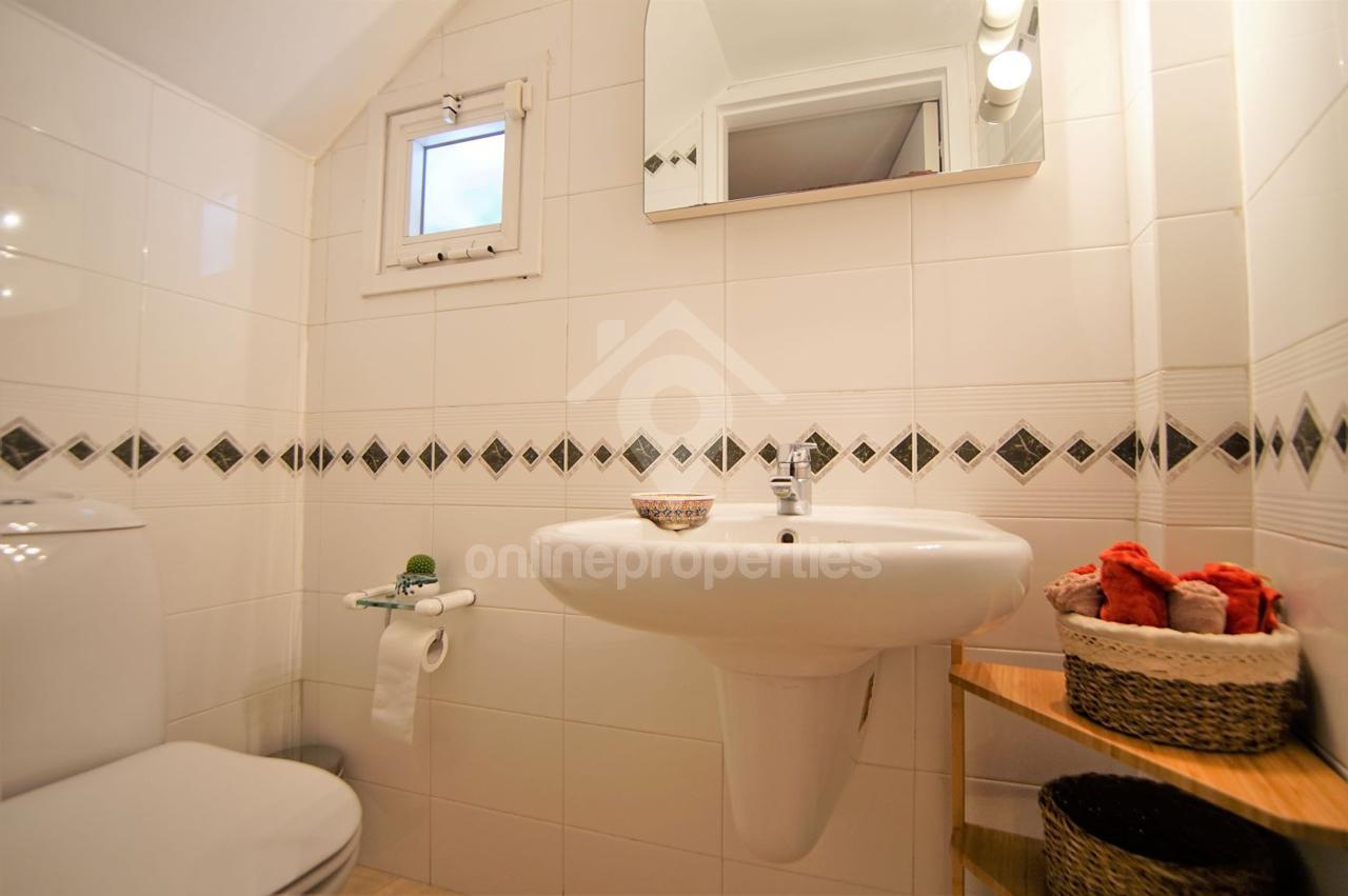 To change image, hover mouse over thumbnails below