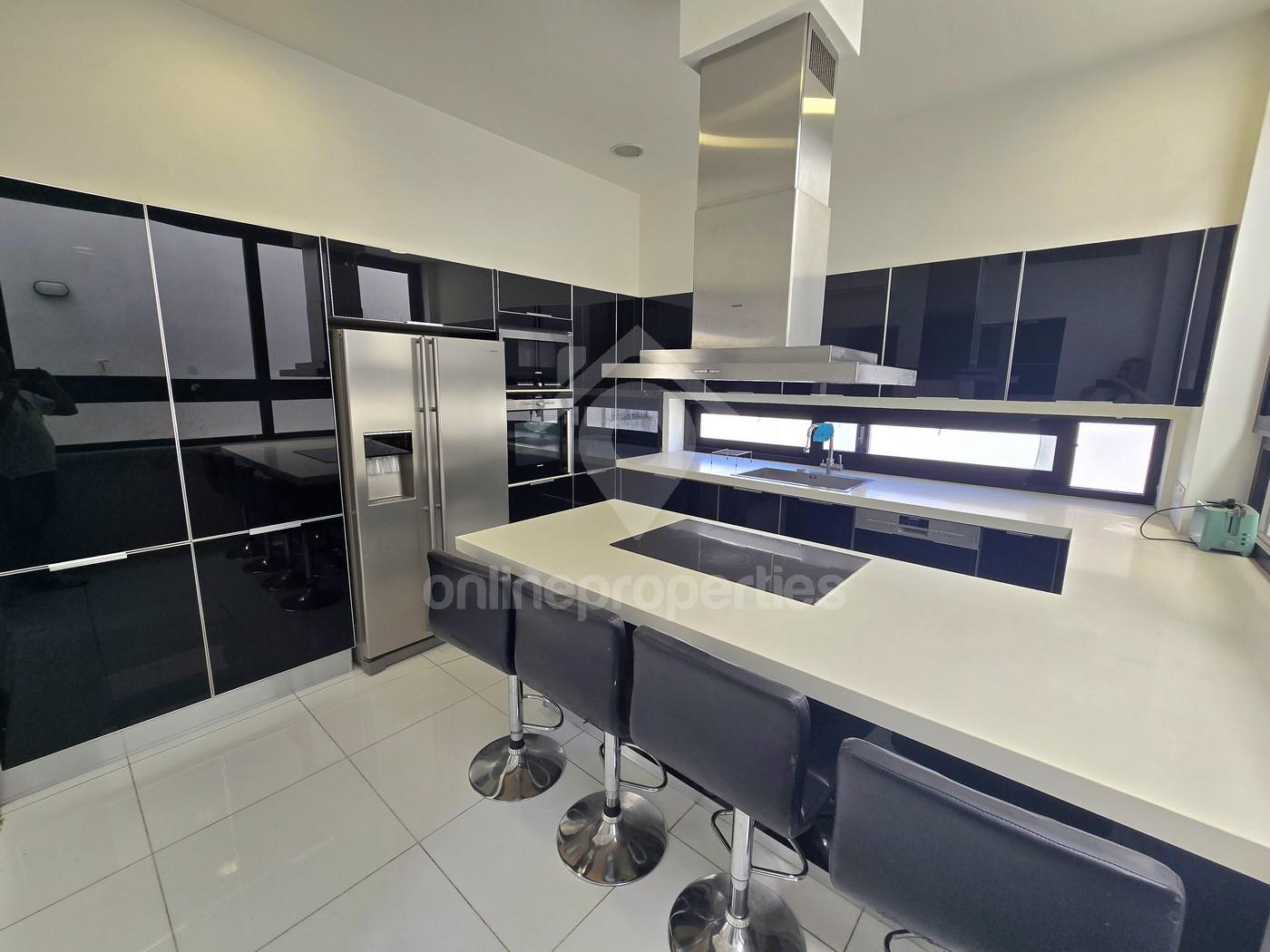 To change image, hover mouse over thumbnails below