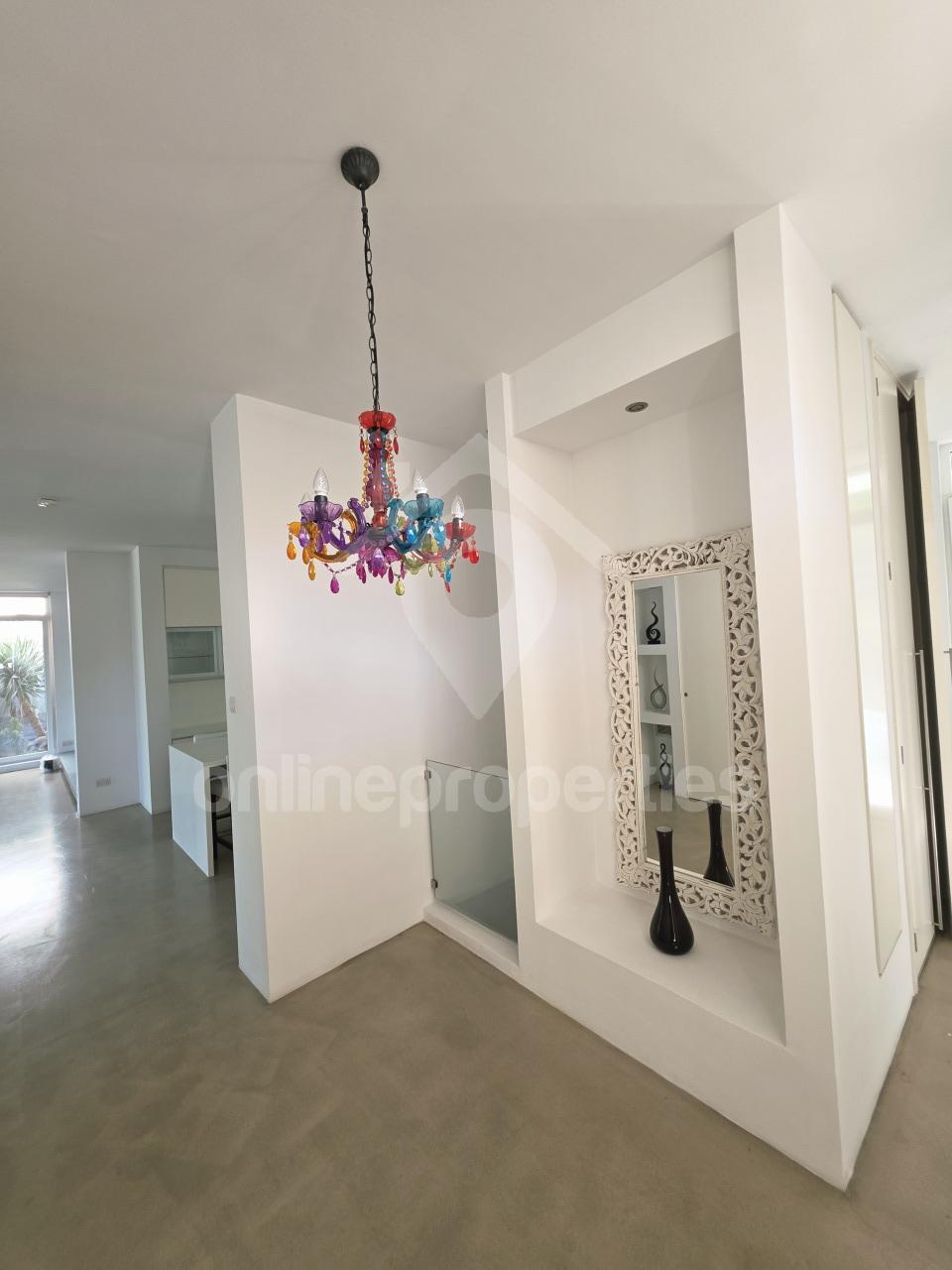 To change image, hover mouse over thumbnails below