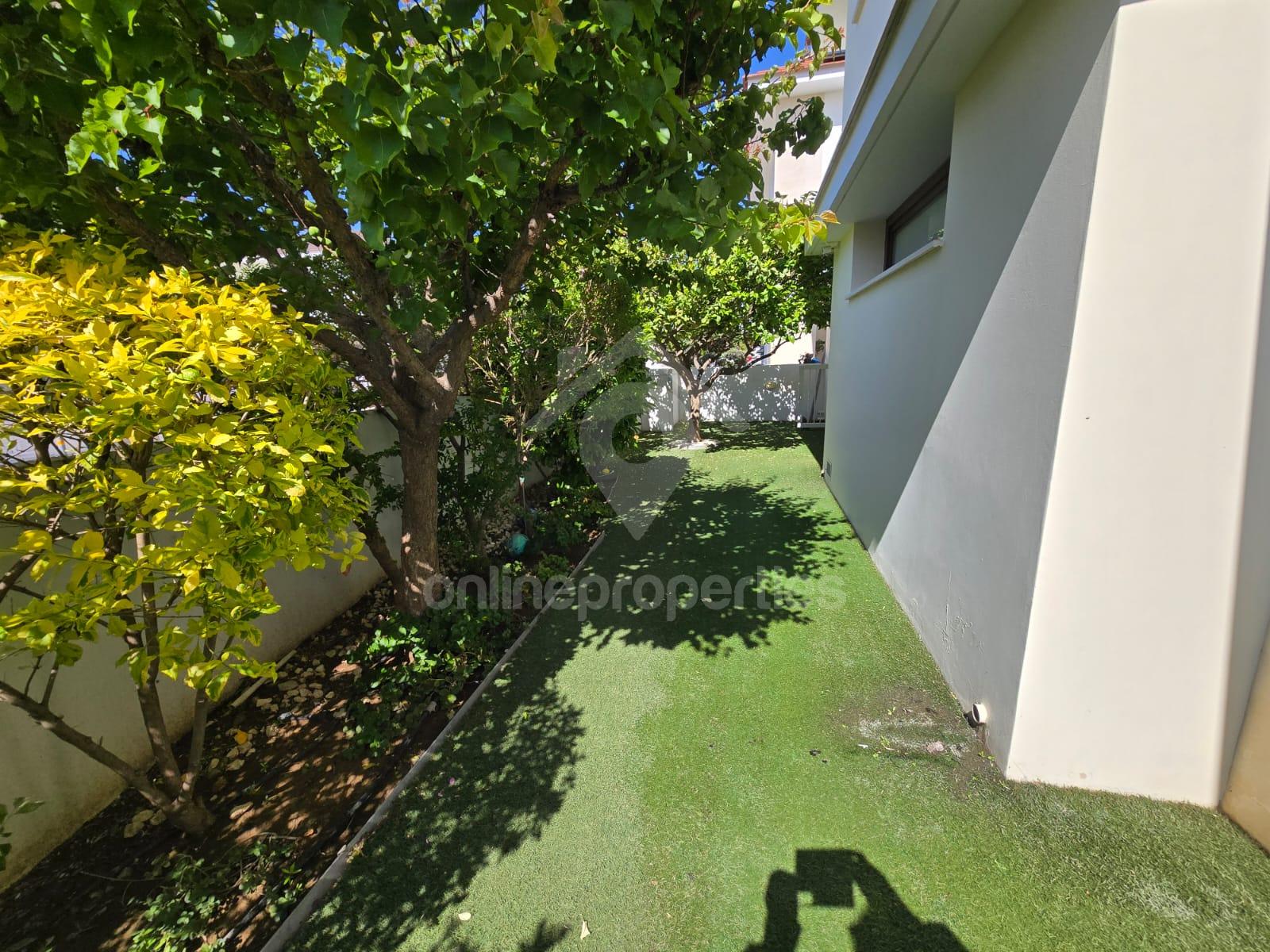 To change image, hover mouse over thumbnails below