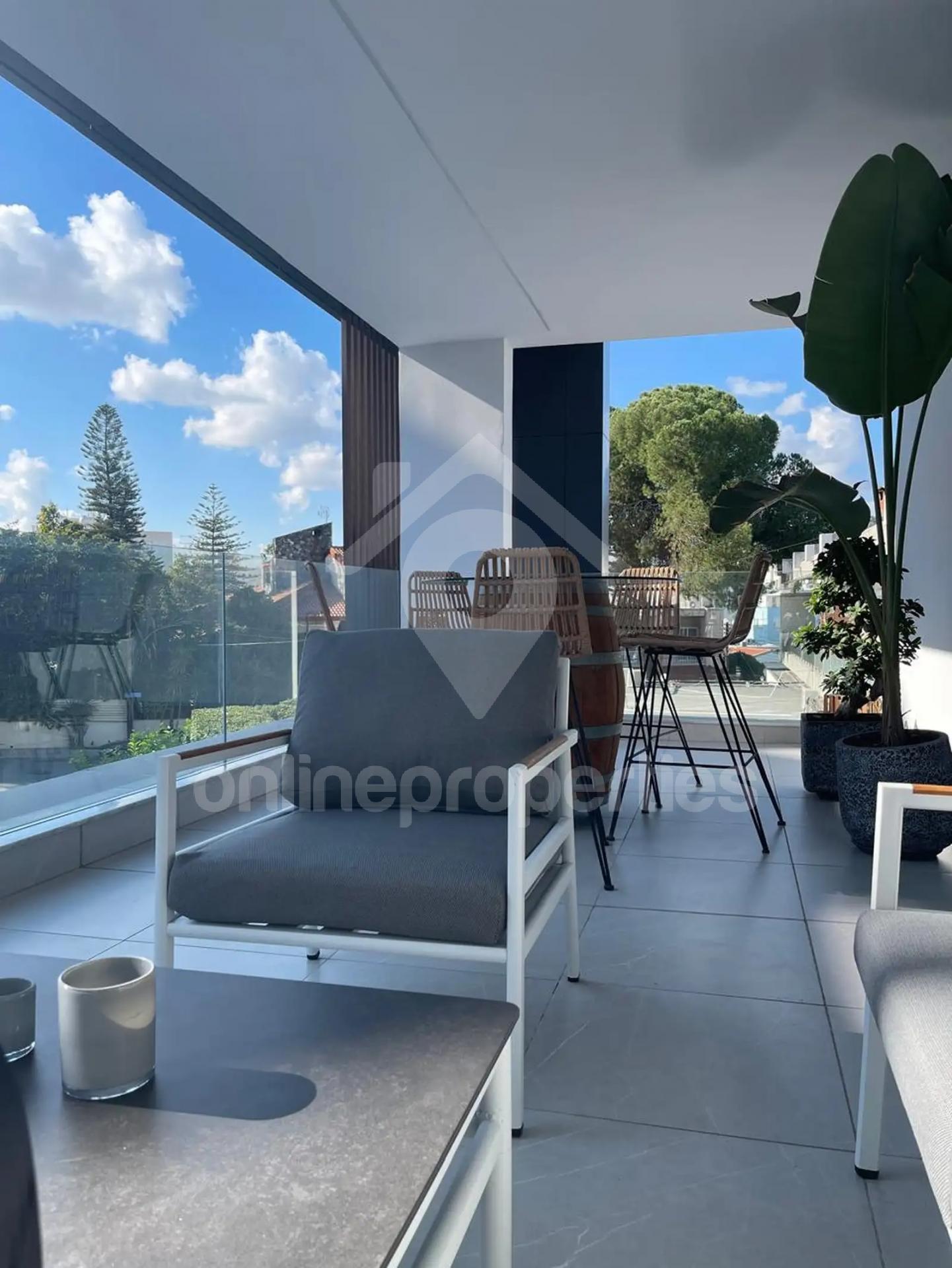 To change image, hover mouse over thumbnails below