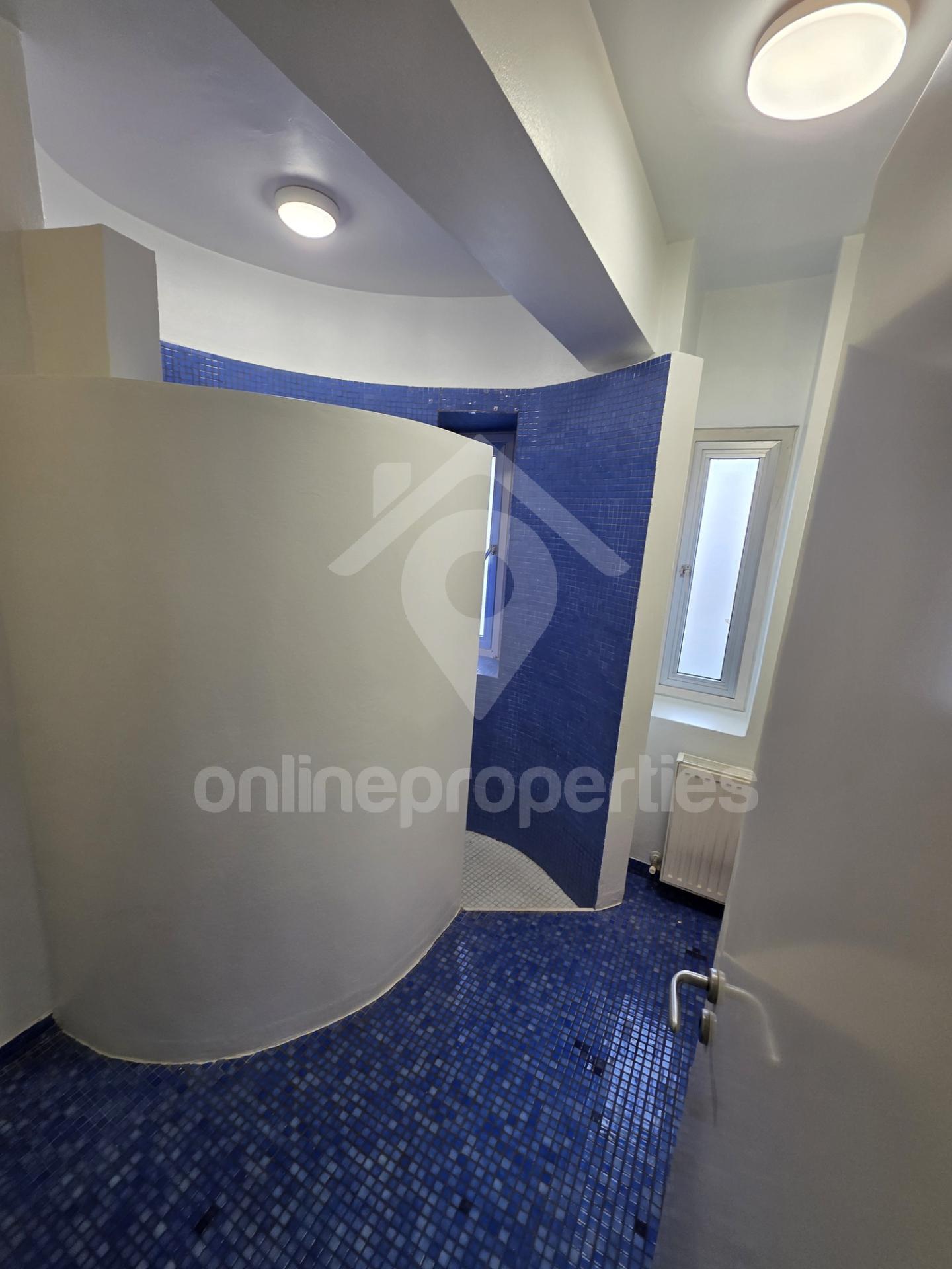 To change image, hover mouse over thumbnails below