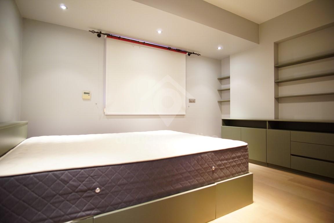 To change image, hover mouse over thumbnails below