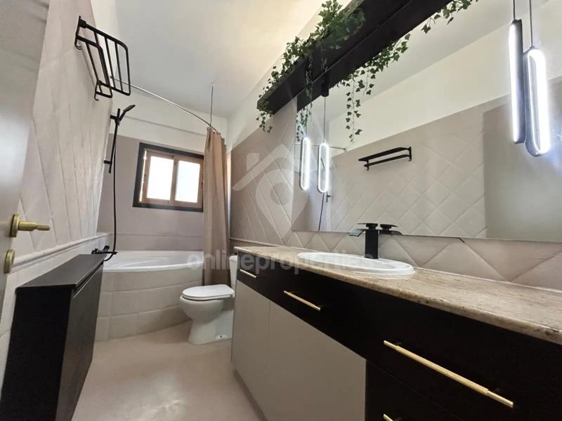 To change image, hover mouse over thumbnails below