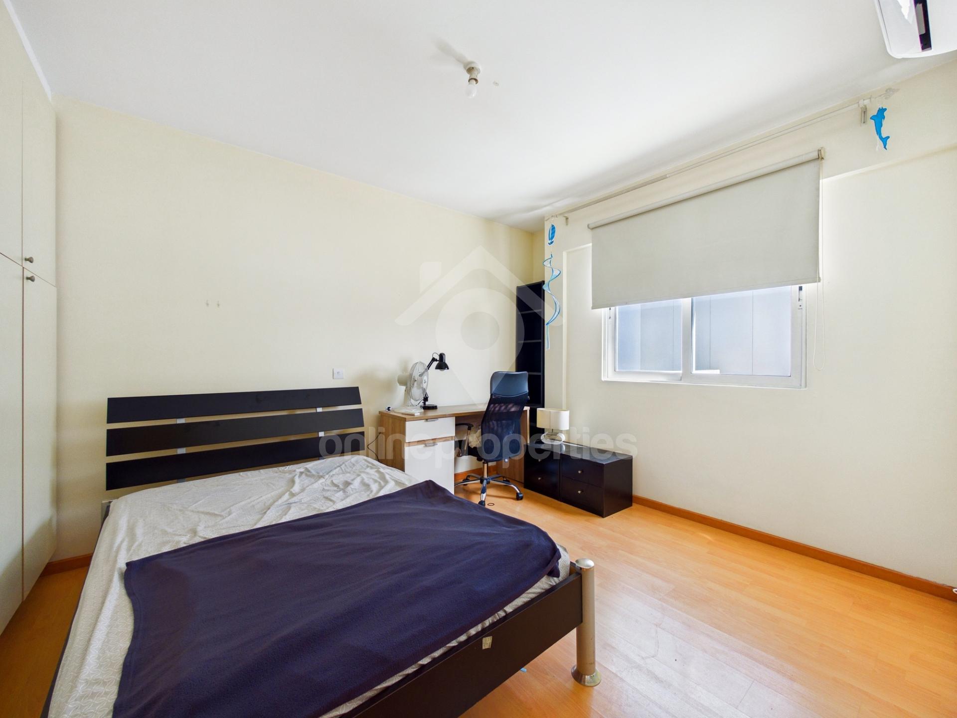 To change image, hover mouse over thumbnails below