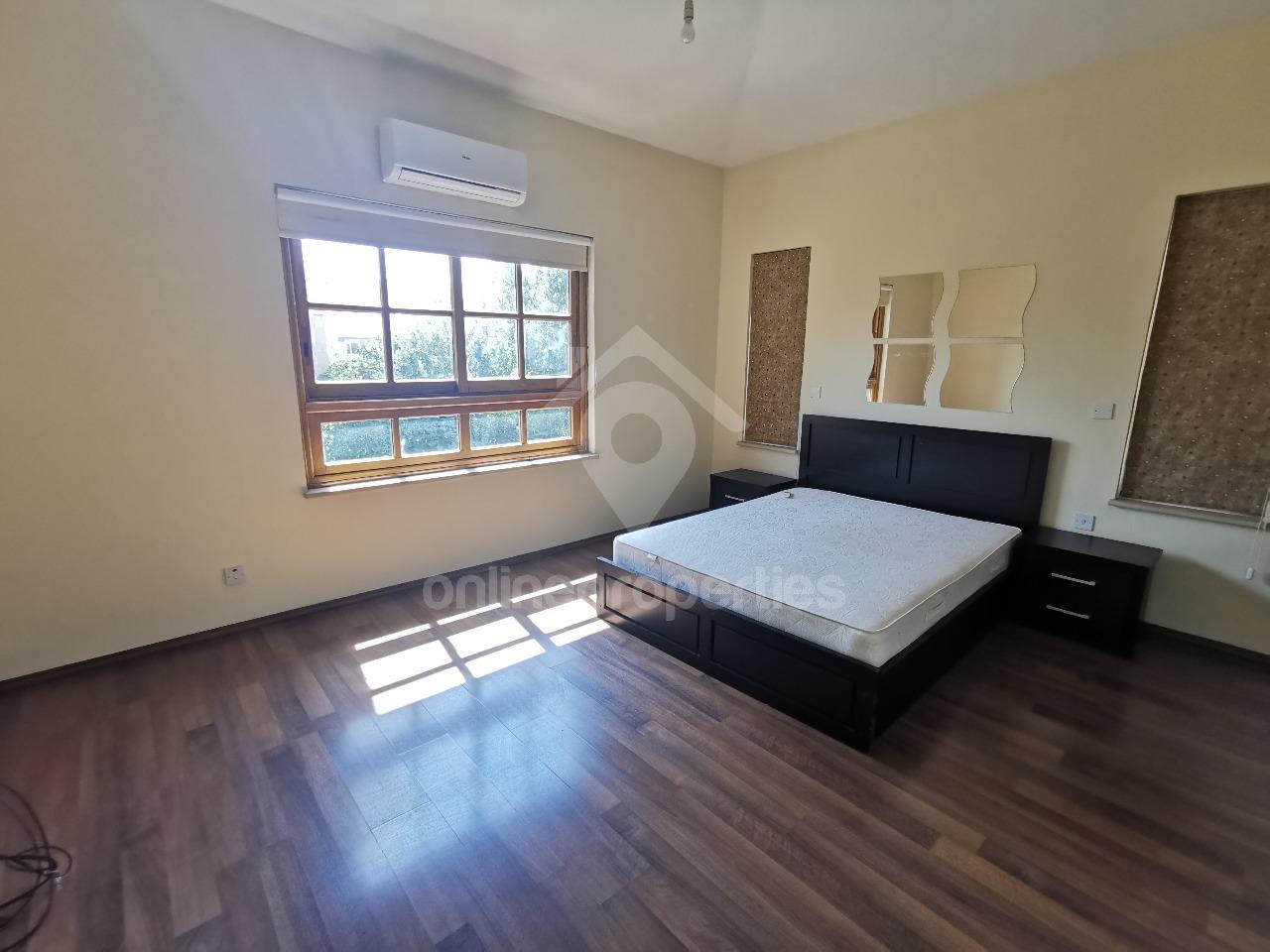 To change image, hover mouse over thumbnails below