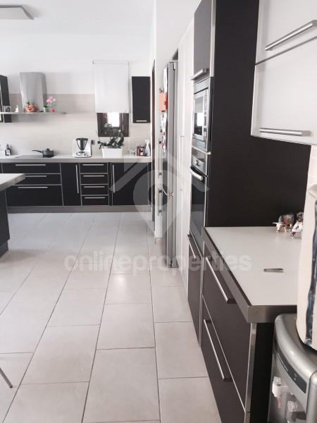 To change image, hover mouse over thumbnails below