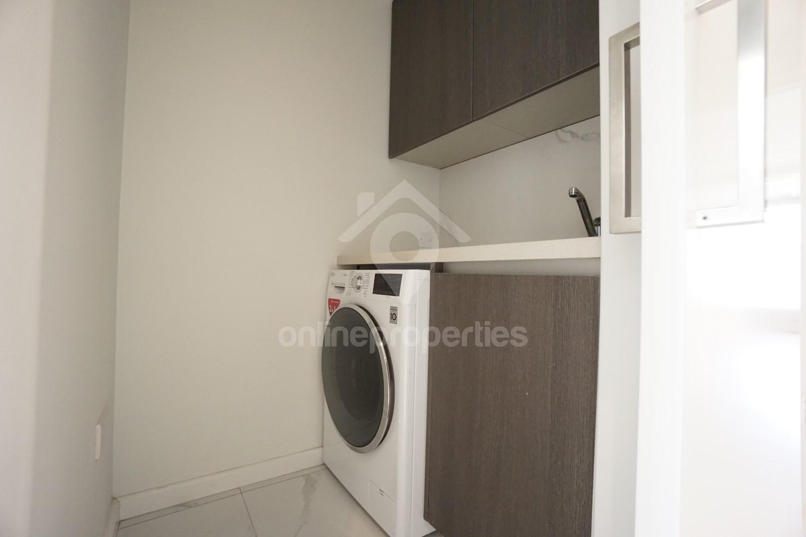 To change image, hover mouse over thumbnails below