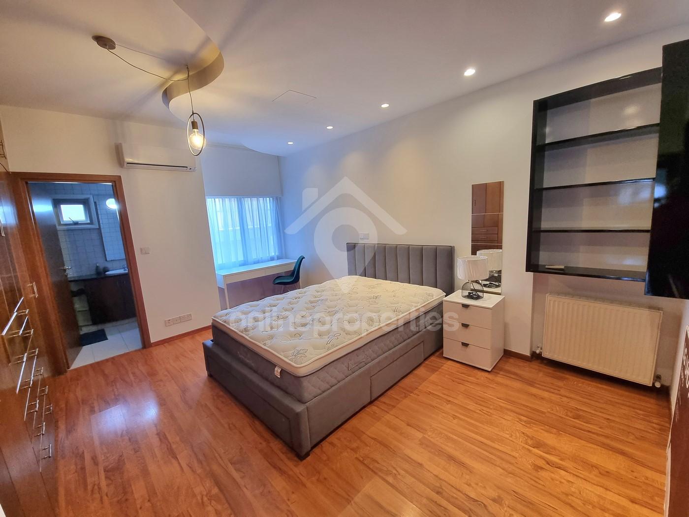 To change image, hover mouse over thumbnails below