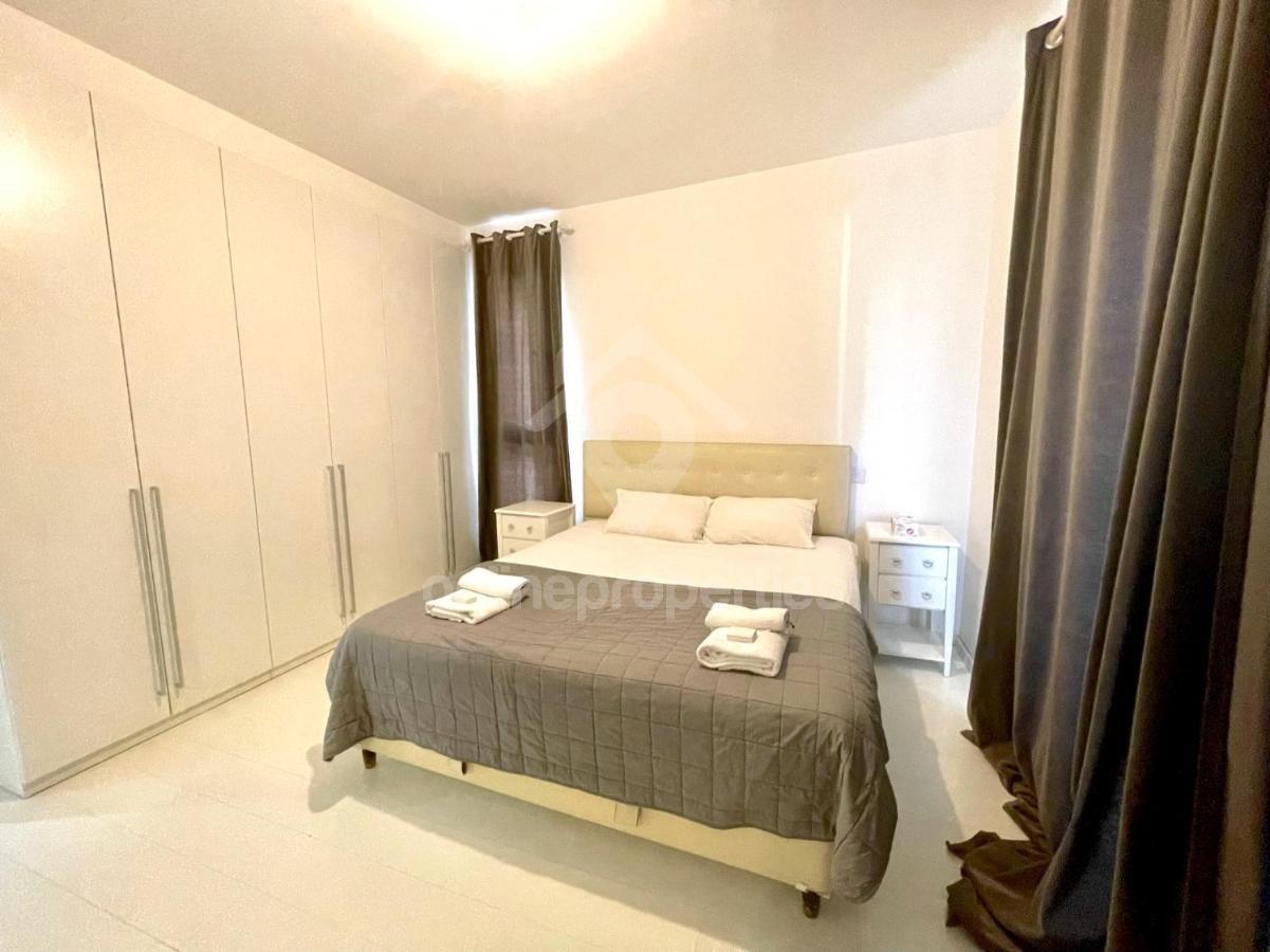 To change image, hover mouse over thumbnails below