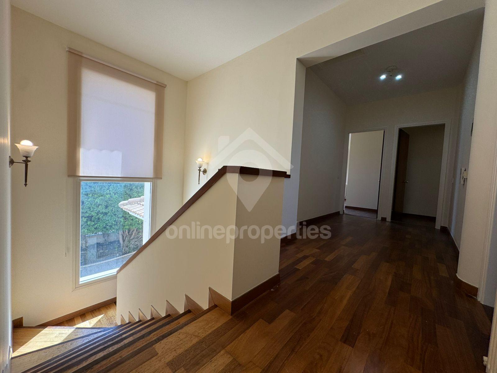 To change image, hover mouse over thumbnails below