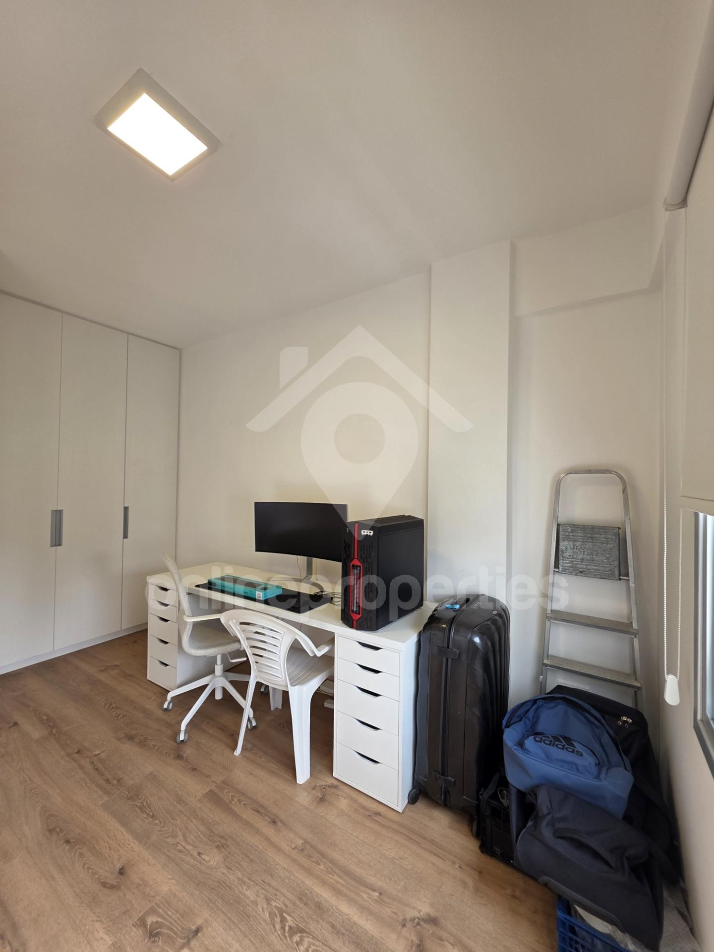 To change image, hover mouse over thumbnails below