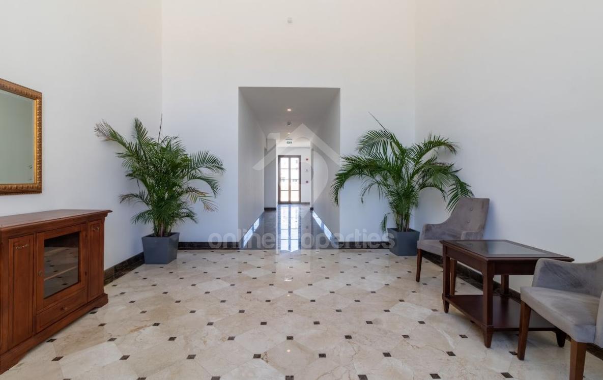 To change image, hover mouse over thumbnails below