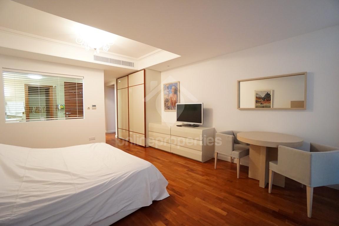 To change image, hover mouse over thumbnails below