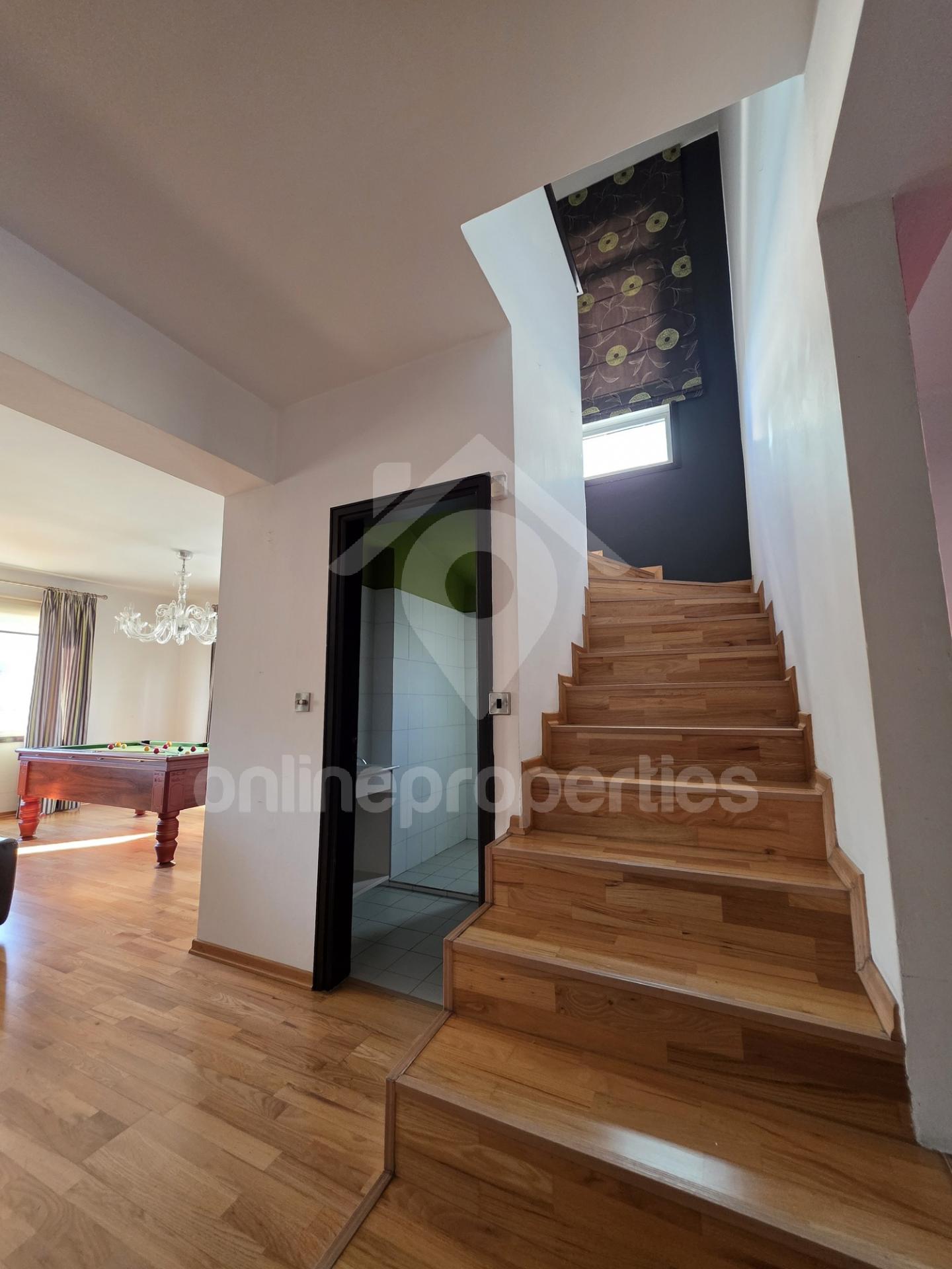 To change image, hover mouse over thumbnails below