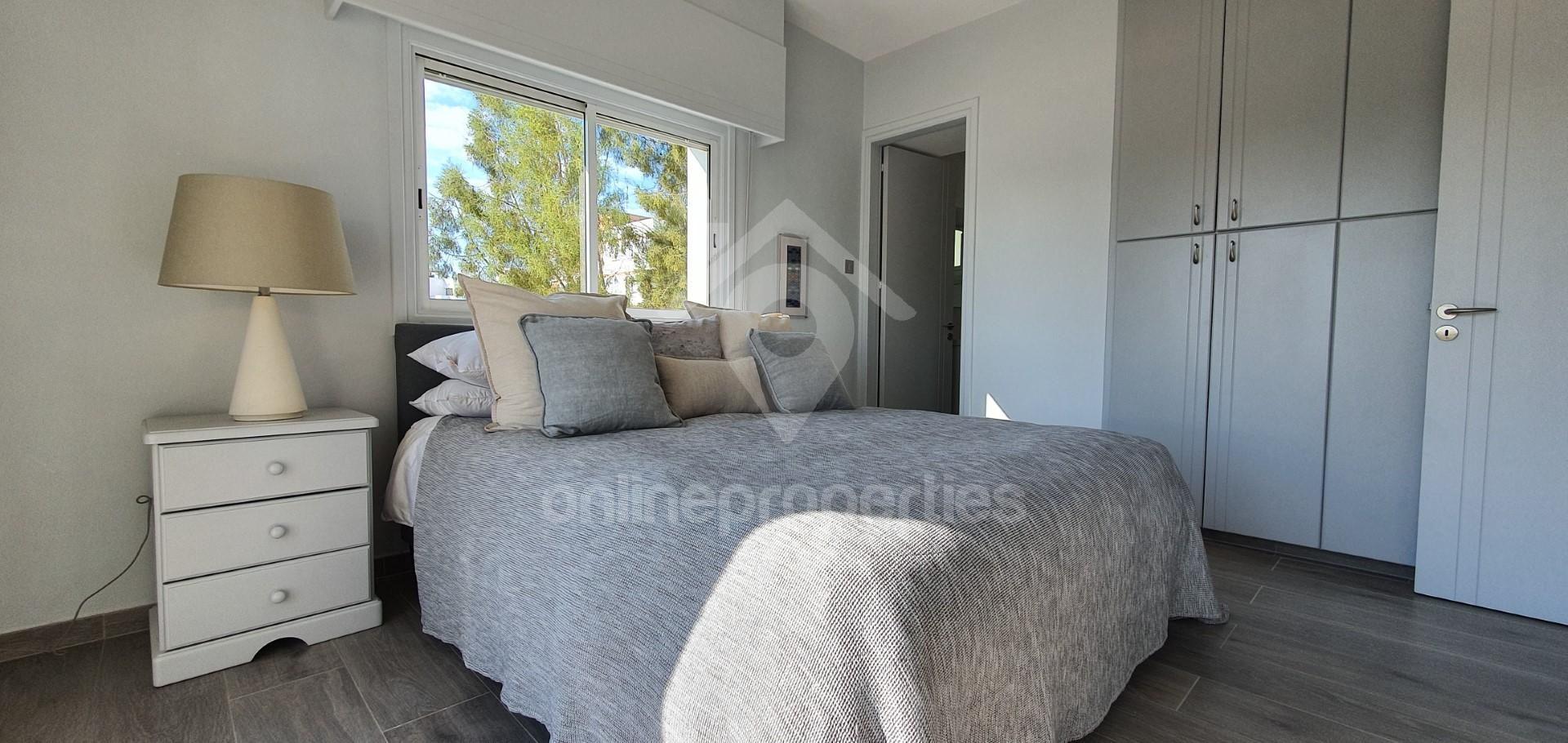 To change image, hover mouse over thumbnails below