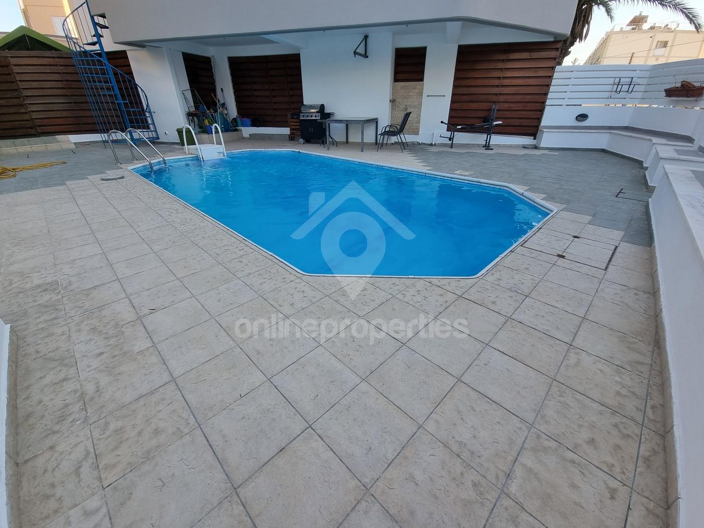 To change image, hover mouse over thumbnails below