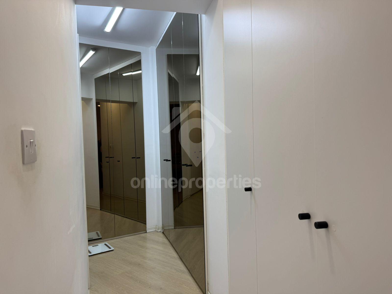 To change image, hover mouse over thumbnails below