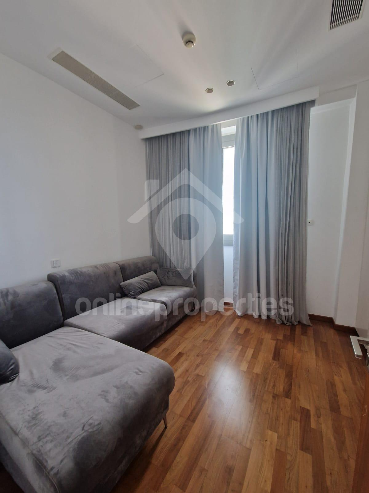 To change image, hover mouse over thumbnails below