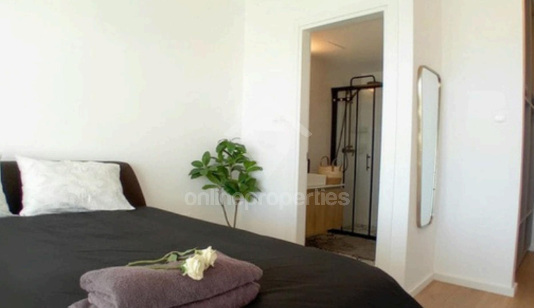 To change image, hover mouse over thumbnails below