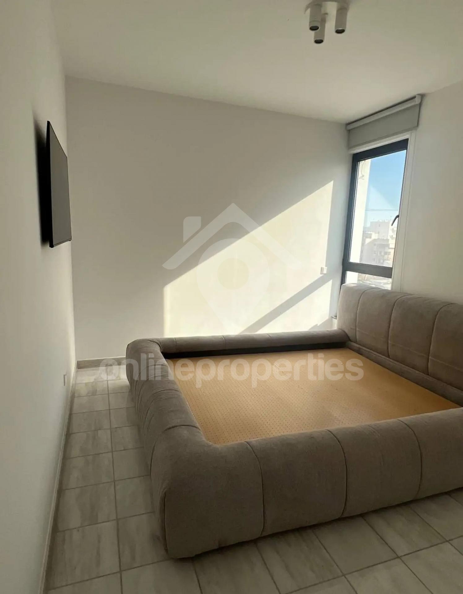 To change image, hover mouse over thumbnails below