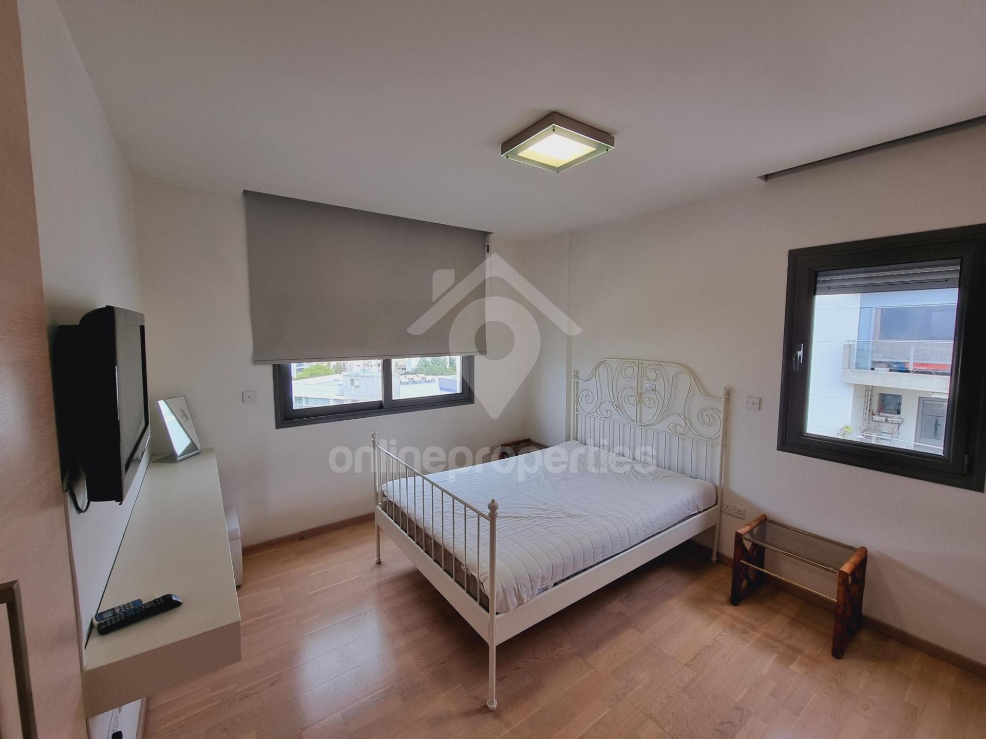 To change image, hover mouse over thumbnails below