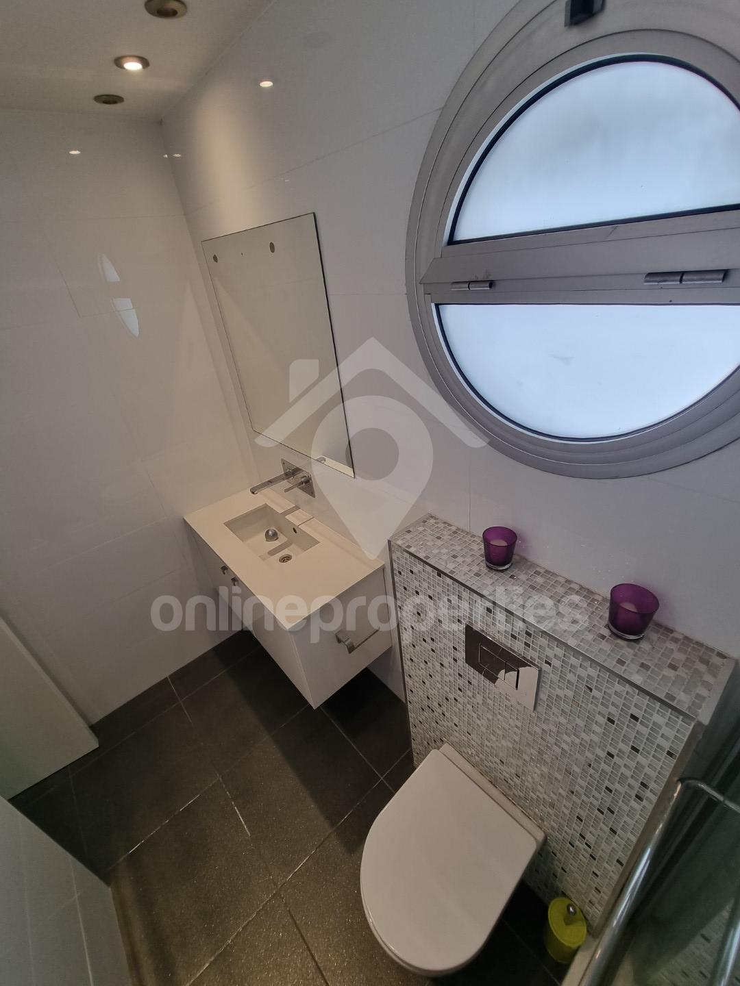 To change image, hover mouse over thumbnails below