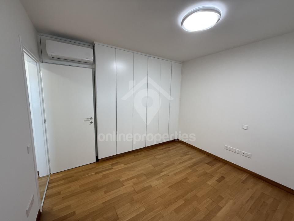 To change image, hover mouse over thumbnails below