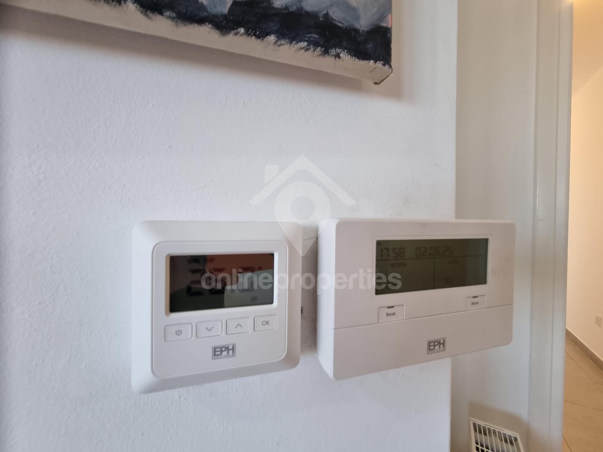 To change image, hover mouse over thumbnails below