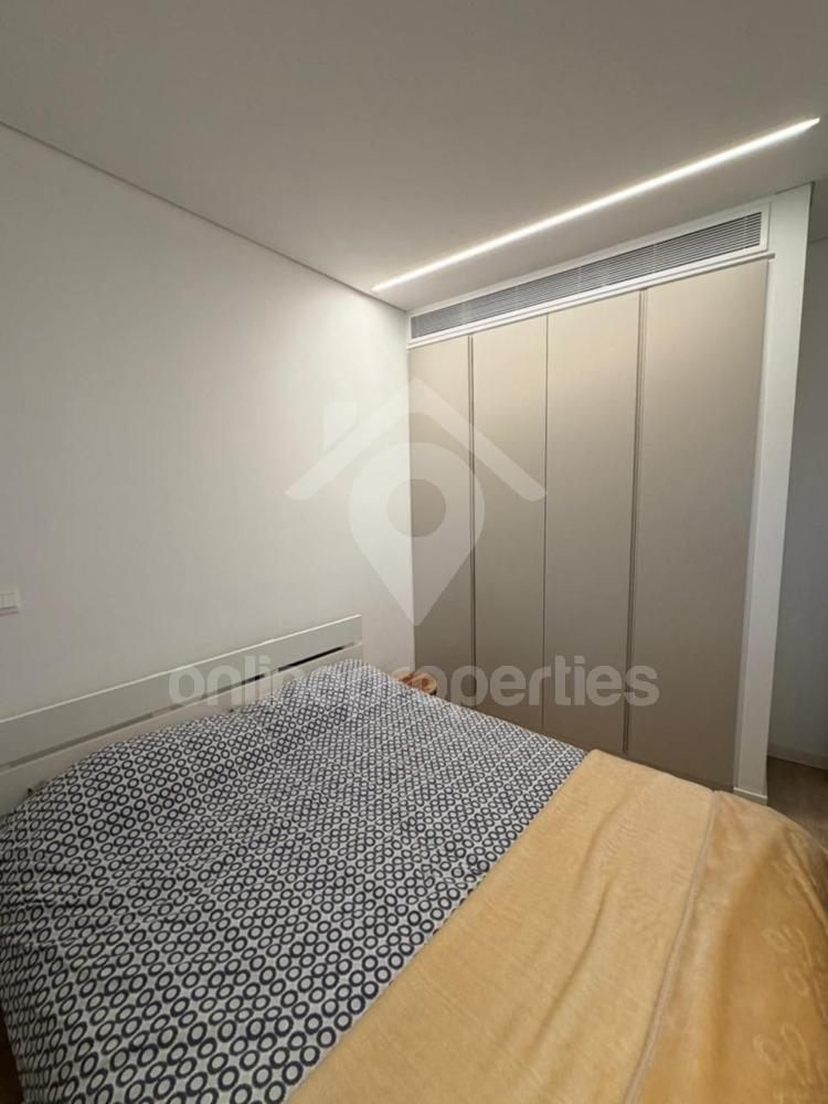 To change image, hover mouse over thumbnails below