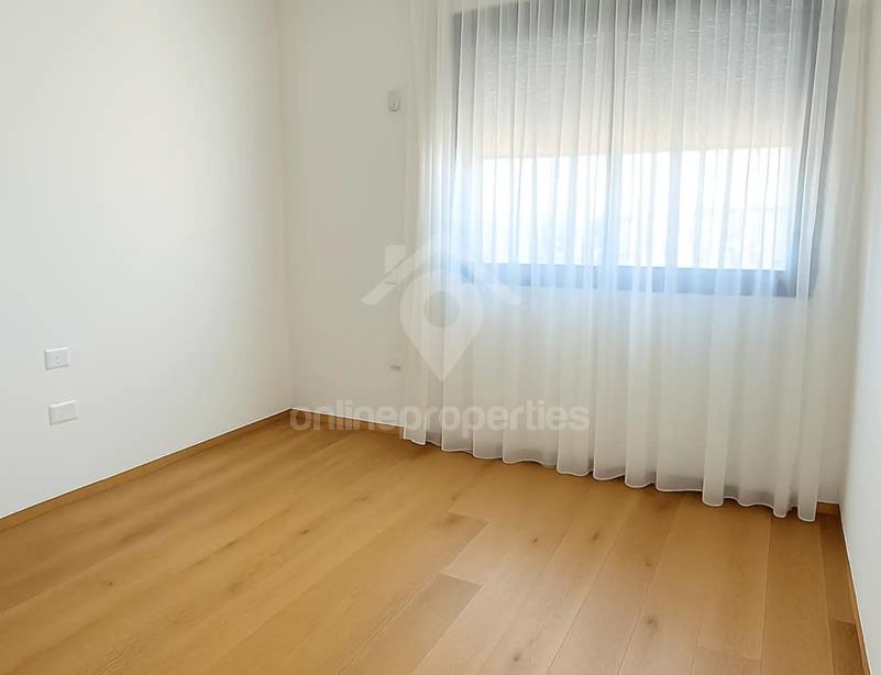 To change image, hover mouse over thumbnails below